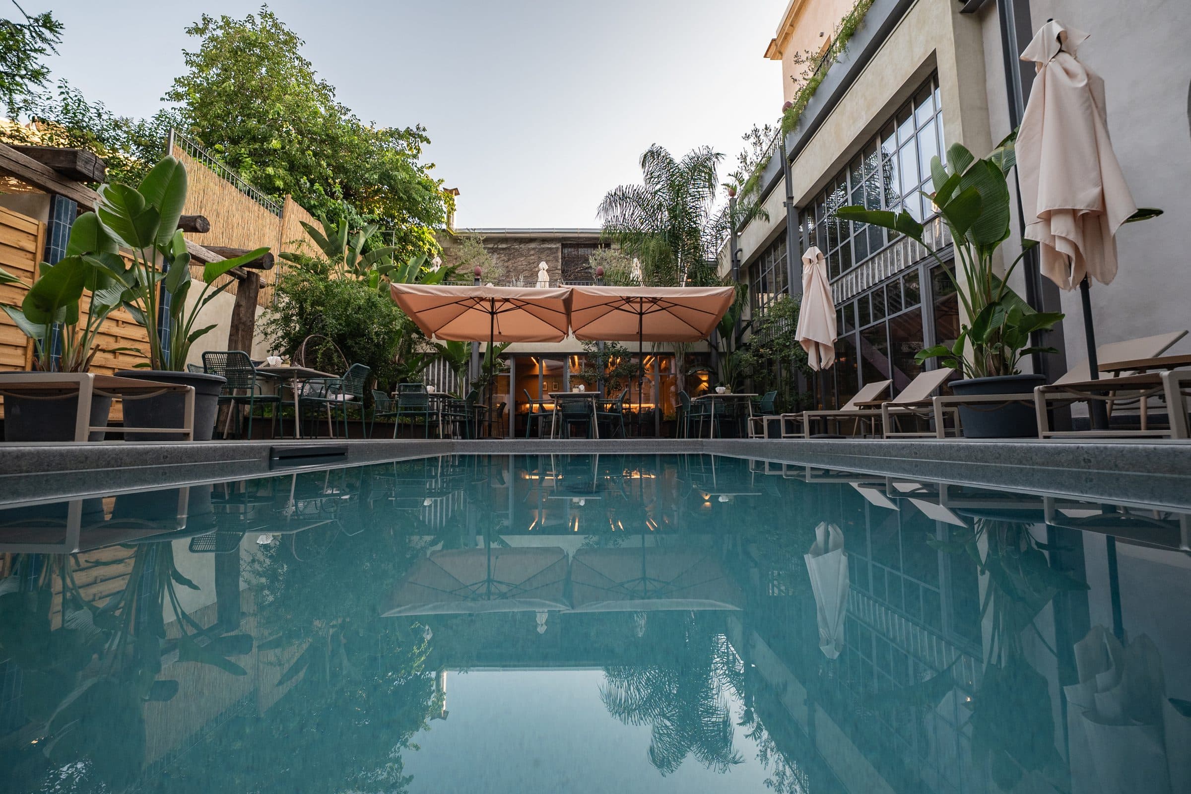 La piscina nella corte di Des Bains
