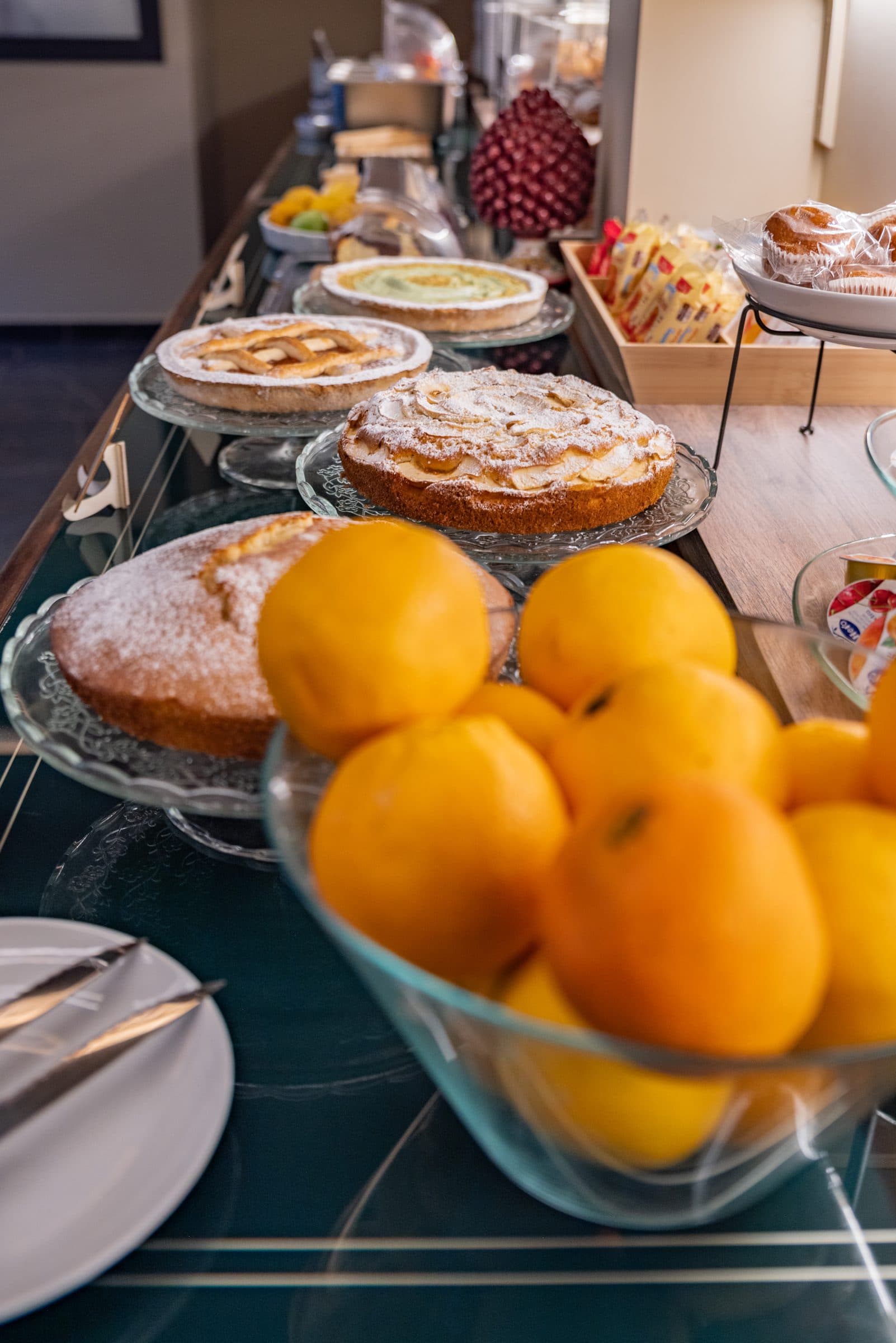 Buffet dolce della colazione con agrumi e crostate